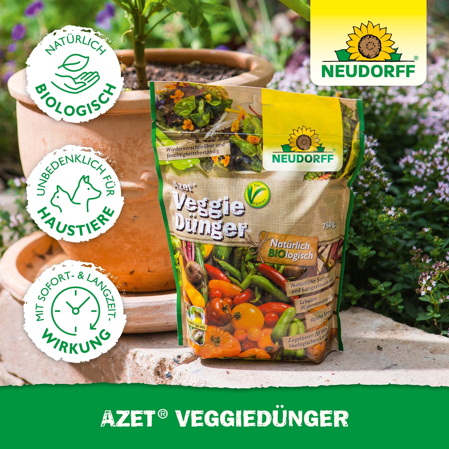 Eine Tüte Neudorff Shop Azet VeggieDünger steht auf einer Holzfläche im Freien neben einem Terrakottatopf mit Grünpflanzen. Auf der Verpackung sind Gemüsebilder und Zertifizierungslogos abgebildet.