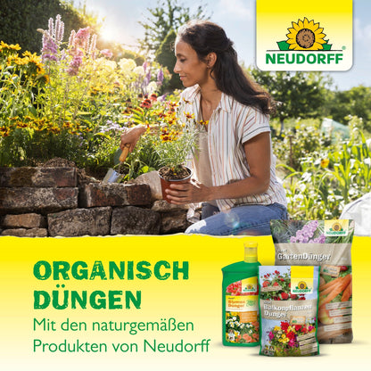 Una donna fa giardinaggio in un'aiuola di pietra, disponendo fiori e piante verdi. Davanti sono esposti il fertilizzante liquido per piante verdi Azet e altri prodotti biologici e ricchi di nutrienti del Neudorff Shop. Il testo tedesco sottolinea soluzioni naturali per il giardino.