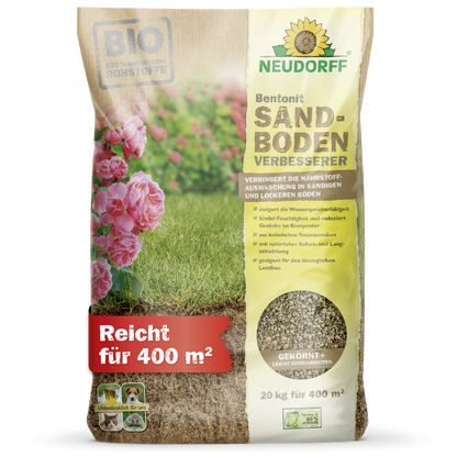 Ein 20-kg-Sack Neudorff Shop Bentonit SandbodenVerbesserer steht aufrecht; die Verpackung zeigt Gras, Blumen und hebt "Tonmineralien", "Sandboden verbessern" und "Nährstoffe speichern" hervor. Deckt bis zu 400 m² ab.