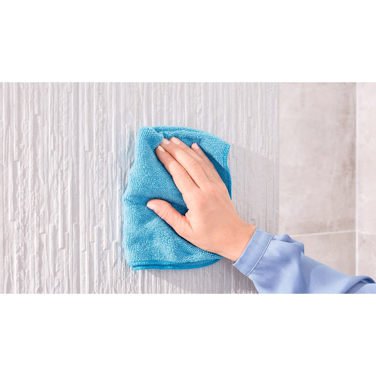 tesa DELUXXE Handtuchring, Metall, verchromt, inkl. Klebelösung – Anwendung