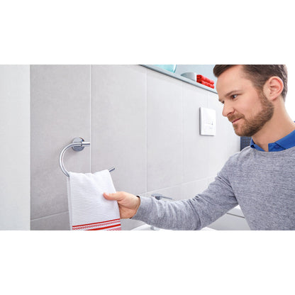tesa Exxcellent Handtuchring, Metall, verchromt, inkl. Klebelösung – Anwendung