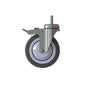La ruota del carrello TASKI - Standard di Diversey Deutschland GmbH & Co. OHG è una ruota girevole di 125 mm con freno, con bordo in gomma scura e nucleo in metallo, sviluppata per il carrello TASKI. La confezione contiene 1 ruota.
