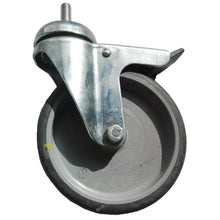 Primo piano della ruota del carrello Diversey TASKI, ruota girevole da 125 mm con freno per pavimenti ESD, montata su un supporto metallico; compatibile con i carrelli TASKI. Marca: Diversey Deutschland GmbH & Co. OHG (1 pezzo), isolato su sfondo bianco.