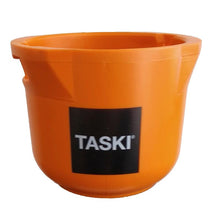 Ein orangefarbener Kunststoffeimer mit einem schwarz-weißen "TASKI"-Etikett, ideal zur Aufbewahrung Ihres Diversey VersaPlus 2.0 Flaschenhalters oder Ersatzflaschenhalters (1 Stück) während der Reinigung, auf weißem Hintergrund.