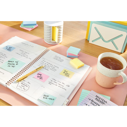 Ein Planer mit handschriftlichen Notizen und 3M Post-it® Notes (38x51 mm, Gelb, 100 Blatt/Block, 16+4 Gratis) liegt auf einem Schreibtisch neben einer Tasse, einem Bleistift, Stapeln von bunten Haftnotizen, einem Organizer und Notizkarten.