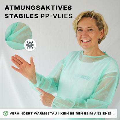Una donna sorridente indossa il camice protettivo monouso ARNOMED PROTECT PP-SCHUTZKITTEL verde chiaro in tessuto non tessuto PP di ARNOWA GmbH. Un inserto evidenzia il materiale traspirante e resistente. Un testo in tedesco spiega le caratteristiche.