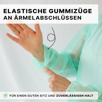 Un utente adatta il polsino elastico di un camice protettivo monouso ARNOMED PROTECT PP-SCHUTZKITTEL in tessuto non tessuto PP di ARNOWA GmbH. Il testo tedesco evidenzia la vestibilità sicura dei nastri elastici all'estremità della manica, contrassegnati da una freccia.