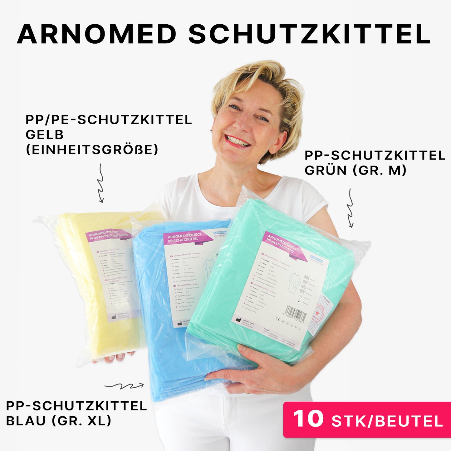 Una persona sorridente tiene tre camici protettivi monouso ARNOMED PROTECT PP-SCHUTZKITTEL confezionati in tessuto non tessuto PP di ARNOWA GmbH - giallo (taglia unica), blu (XL) e verde (M); ogni confezione contiene 10 pezzi.