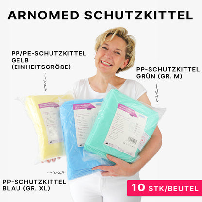 Una donna sorride mentre tiene in mano tre camici protettivi monouso ARNOMED PROTECT PP-SCHUTZKITTEL di ARNOWA GmbH nei colori giallo, blu e verde - camici monouso in tessuto non tessuto PP in diverse taglie, etichettati con 10 pezzi per confezione.