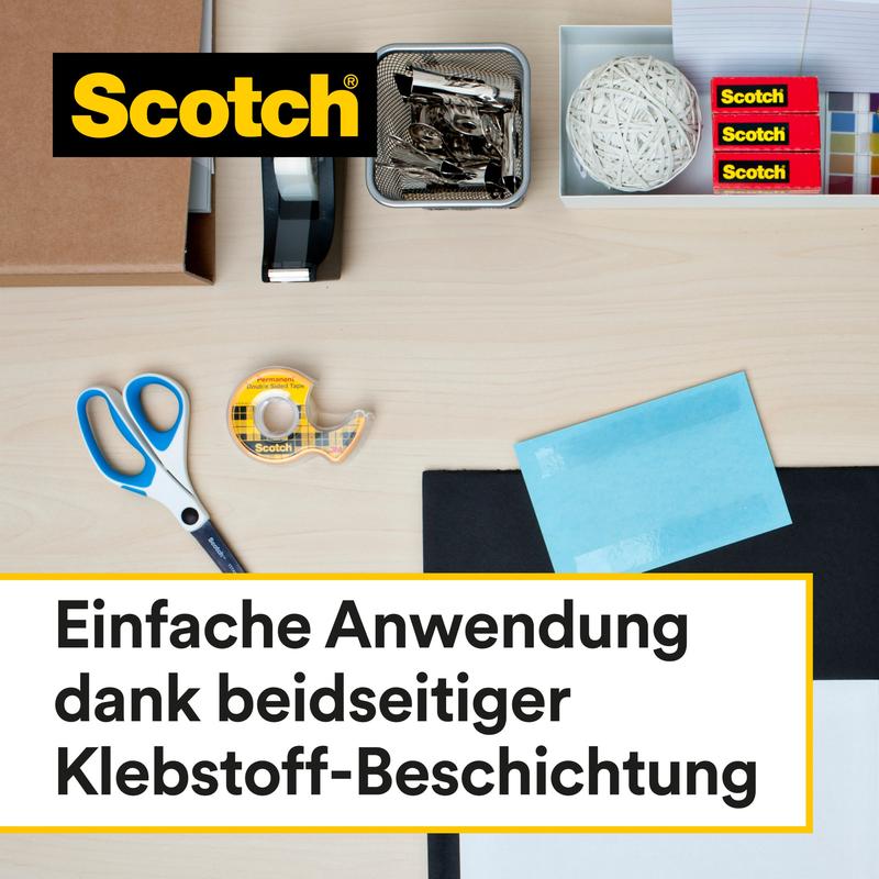 Una scrivania con materiali per ufficio come forbici, dispenser per nastro adesivo, nastro biadesivo 3M Scotch® (confezione di ricarica, 2 rotoli, 12 mm x 6,3 m), graffette, elastici, post-it e buste. Testo tedesco: "Facile da usare grazie al rivestimento adesivo su entrambi i lati.