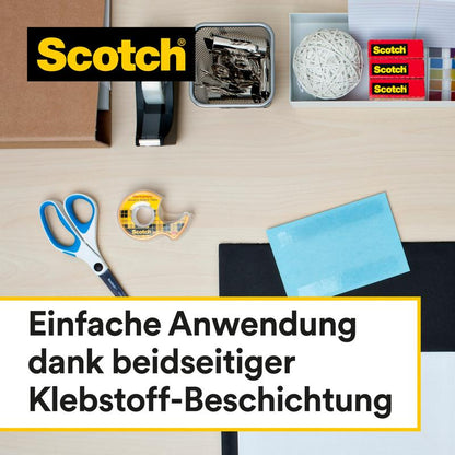 Una scrivania con materiali per ufficio come forbici, dispenser per nastro adesivo, nastro biadesivo 3M Scotch® (confezione di ricarica, 2 rotoli, 12 mm x 6,3 m), graffette, elastici, post-it e buste. Testo tedesco: "Facile da usare grazie al rivestimento adesivo su entrambi i lati.