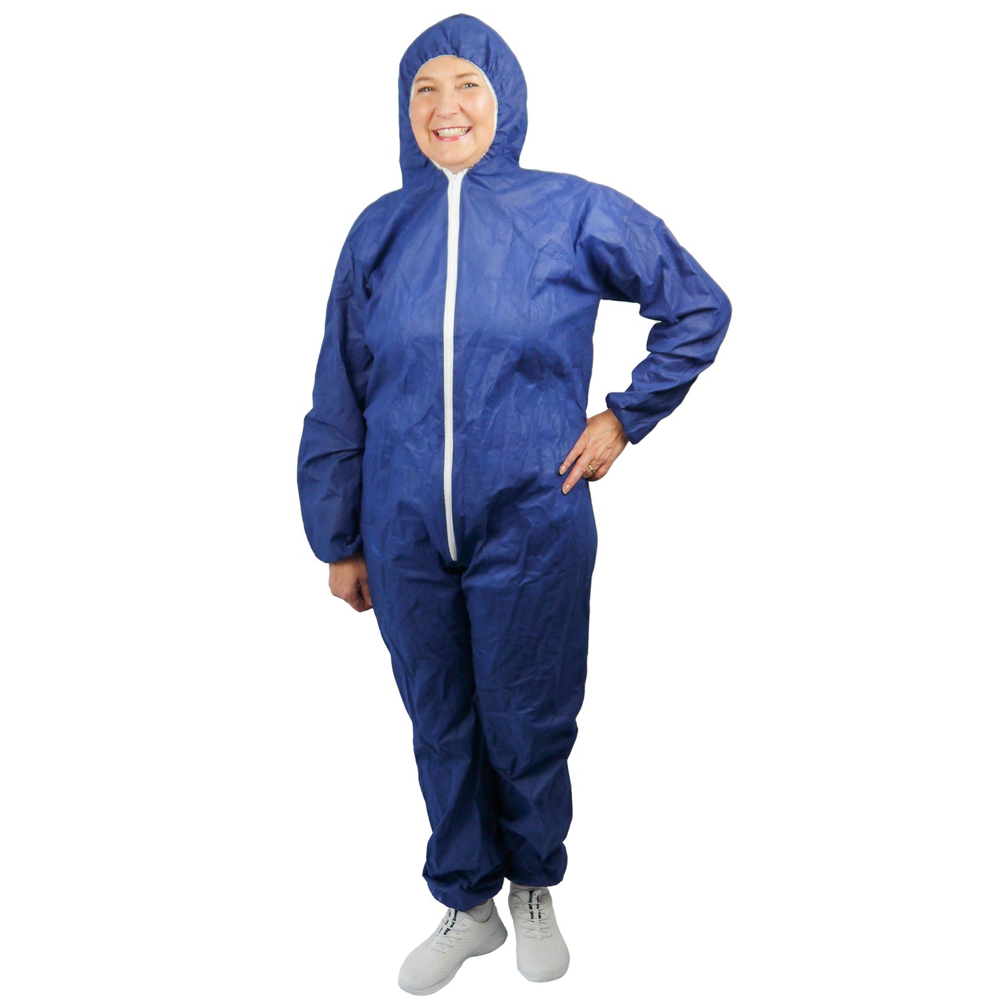 Una persona si trova davanti alla telecamera e indossa una tuta monouso ARNOMED COVER PP-OVERALL BLUE con cappuccio in tessuto non tessuto PP blu di ARNOWA GmbH, con cerniera bianca e scarpe bianche, su sfondo bianco.