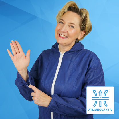 Una donna con la tuta monouso ARNOMED COVER PP-OVERALL BLUE con cappuccio in tessuto non tessuto PP di ARNOWA GmbH sorride e indica la manica, su cui un simbolo "TRASPIRANTE" evidenzia il tessuto traspirante su uno sfondo geometrico blu.