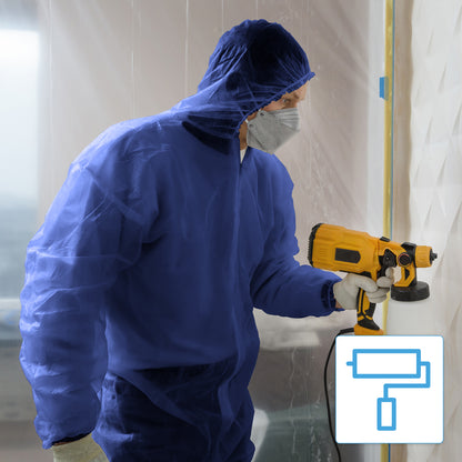 Una persona in una tuta monouso ARNOMED COVERALL PP-OVERALL BLUE con cappuccio di ARNOWA GmbH e guanti utilizza un dispositivo di verniciatura a spruzzo giallo in un interno, con plastica sullo sfondo e un simbolo di rullo per vernici in basso a destra.