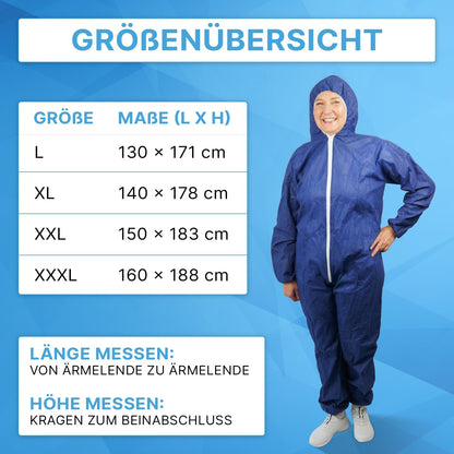 Una donna in una tuta monouso ARNOMED COVERALL PP-OVERALL BLUE con cappuccio in tessuto non tessuto PP di ARNOWA GmbH sta sorridendo accanto a una tabella delle taglie (L, XL, XXL, XXXL; cm) su sfondo blu.
