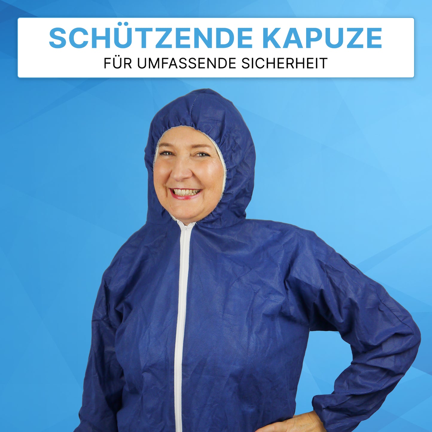 Una persona in una tuta monouso ARNOMED COVERALL PP-OVERALL BLUE con cappuccio in tessuto non tessuto PP di ARNOWA GmbH si trova davanti a uno sfondo blu. Sopra l'immagine c'è scritto: "CAPPUCCIO PROTETTIVO PER UNA SICUREZZA COMPLETA".