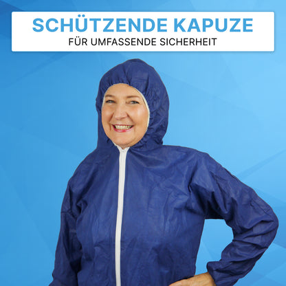 Una persona in una tuta monouso ARNOMED COVERALL PP-OVERALL BLUE con cappuccio in tessuto non tessuto PP di ARNOWA GmbH si trova davanti a uno sfondo blu. Sopra l'immagine c'è scritto: "CAPPUCCIO PROTETTIVO PER UNA SICUREZZA COMPLETA".