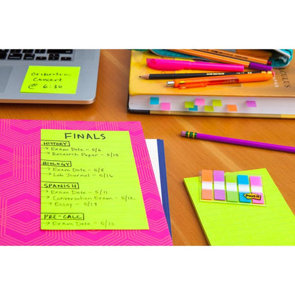 Sulla scrivania ci sono un programma per l'esame finale su una scheda verde, un laptop, un quaderno, una cartella rosa e i Post-it® Super Sticky Notes in formato grande, a righe, 101x152mm-Extra-Adesivi della 3M Deutschland GmbH in confezione da 3 con 90 fogli ciascuno.