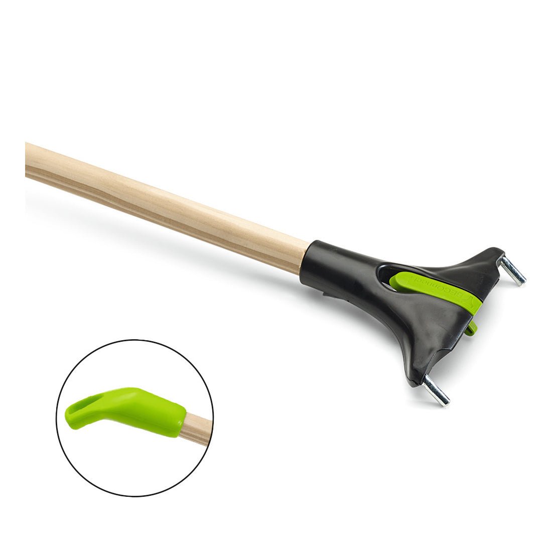 Il Nölle Profi Brush BECOnnect manico in legno (Ø 23,5 mm) di Nölle Profi Brush Bürsten- & Pinseltechnik e.K. ha un manico in legno, una testa in plastica nera, due denti metallici, la tecnologia BECOnnect e una punta verde dentellata, come mostrato nel primo piano.