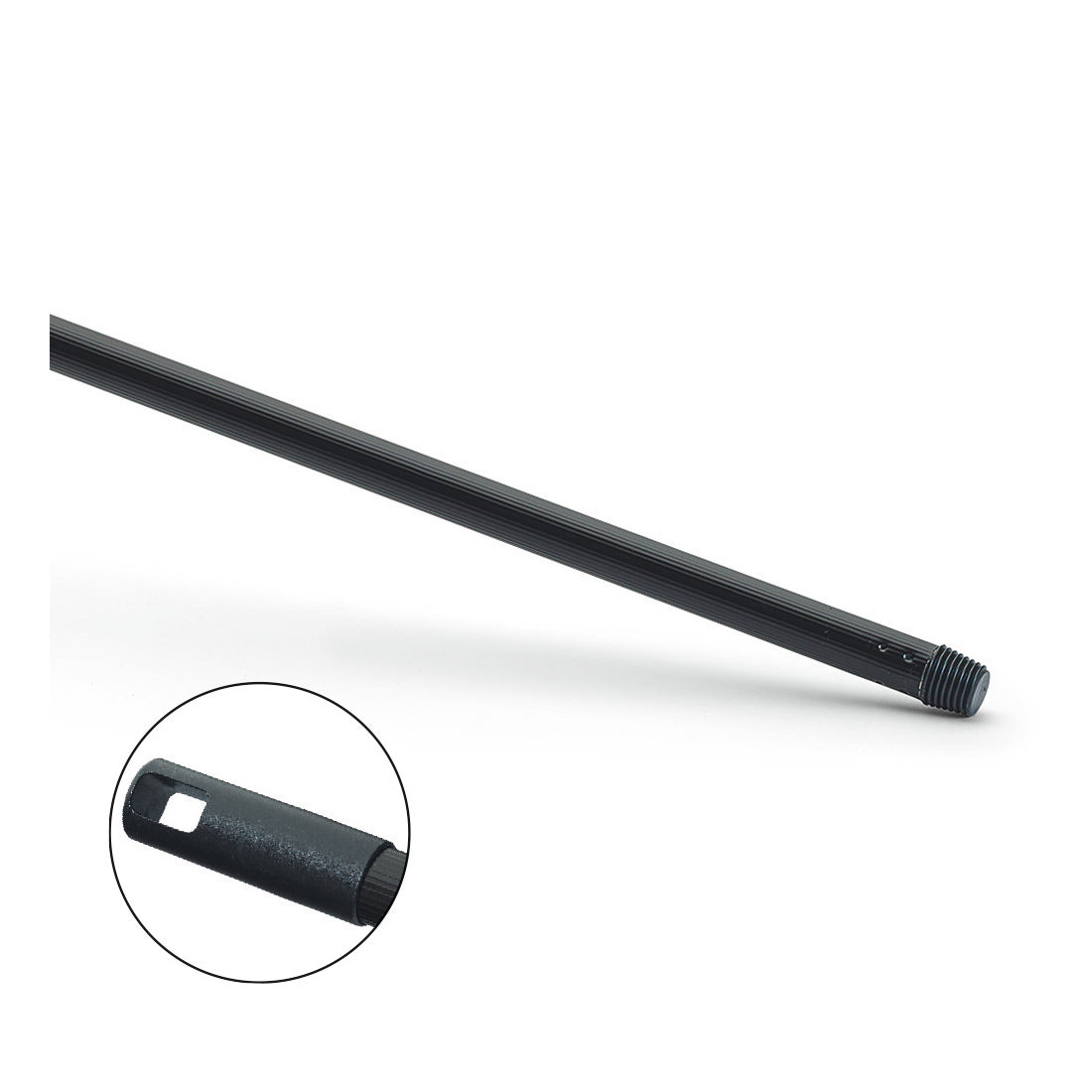 Ein schwarzer Nölle Profi Brush Metallstiel kunststoffummantelt mit Gewinde von Nölle Profi Brush Bürsten- & Pinseltechnik e.K.; der Einsatz hebt die mit Gewinde versehene Metallspitze mit einem rechteckigen Loch zum Aufhängen hervor.