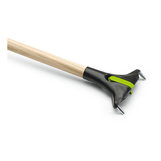 Nahaufnahme des Nölle Profi Brush BECOnnect Holz-Gerätestiel 150 cm, Ø 28 mm von Nölle Profi Brush Bürsten- & Pinseltechnik e.K., sicher befestigt an einer Klemme - perfekt für professionelle Reinigungsarbeiten.