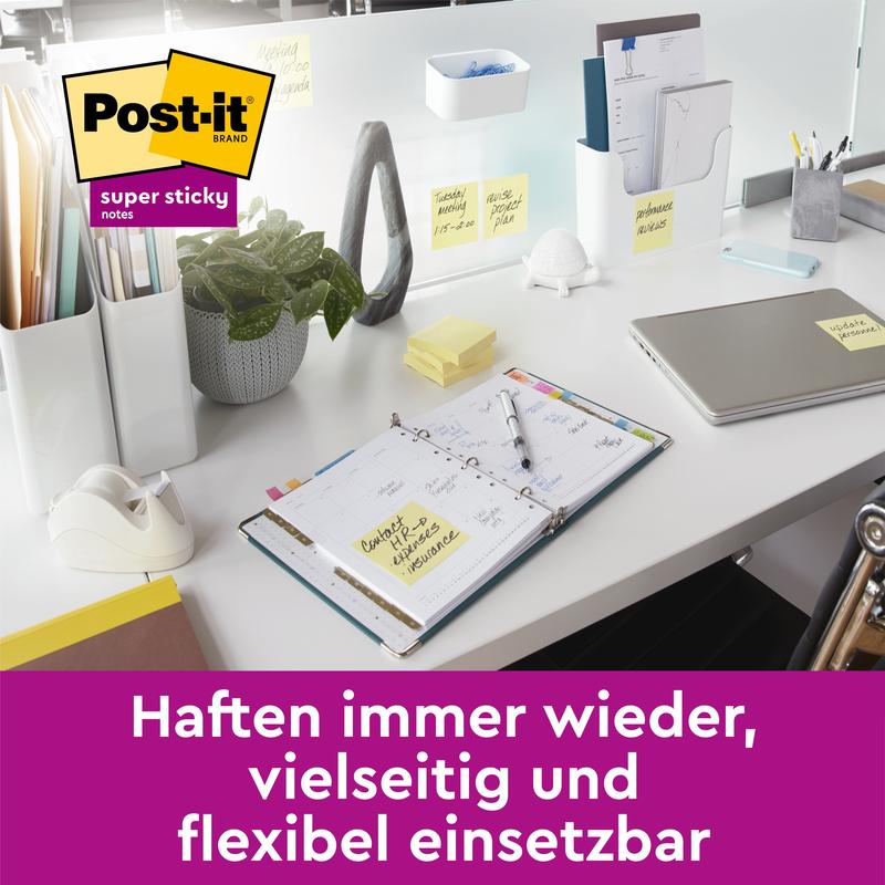 Una scrivania moderna mostra oggetti con Post-it® Super Sticky 100% Recycling Notes (47,6x47,6 mm, 70 fogli/blocco, 100% PEFC) di 3M Deutschland GmbH. Testo in tedesco: "Aderiscono sempre, versatili e flessibili nell'uso.