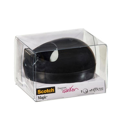 Il dispenser da tavolo nero Scotch™ Karim Rashid di 3M Deutschland GmbH si trova in una confezione di plastica trasparente con etichette di prodotto e branding visibili sulla parte anteriore e laterale.