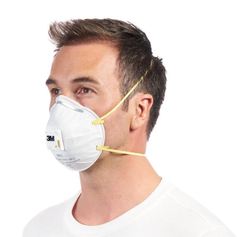 Un uomo con una semplice camicia bianca indossa una maschera antiparticolato 3M™ Cool Flow™ 8812, FFP1, con valvola (3M Deutschland GmbH), in vista laterale su sfondo bianco. La maschera ha nastri gialli ed è fornita in un pacchetto da 3.