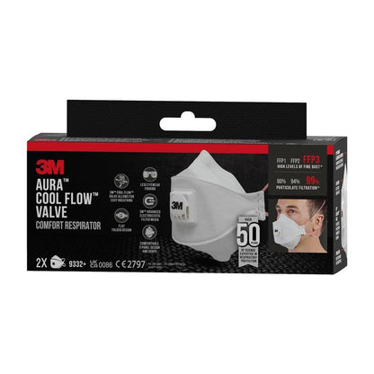 Una scatola nero-rossa della maschera antiparticolato 3M™ Aura™ Comfort Cool Flow™ 9332+ FFP3 di 3M Deutschland GmbH mostra la maschera bianca e un utente e mette in evidenza la filtrazione FFP3, la resistenza all'espirazione ridotta del 50% e 2 maschere per confezione.