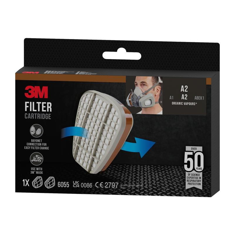 Una scatola della cartuccia filtrante 3M™ 6055, A2 Vapori organici di 3M Deutschland GmbH, con l'immagine di una cartuccia, un portatore mascherato e il testo che indica che è per vapori organici (A2), compatibile con maschere 3M; una cartuccia per scatola.