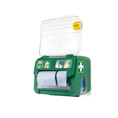 Il dispenser Cederroth Weichschaumbinde 2-in-1 verde, montato a parete, di Orkla Wound Care AB contiene sei bende, ha un coperchio trasparente con simbolo della croce, rotoli di carta blu, un'istruzione illustrata e uno strumento giallo per il pronto soccorso sulla parte superiore.