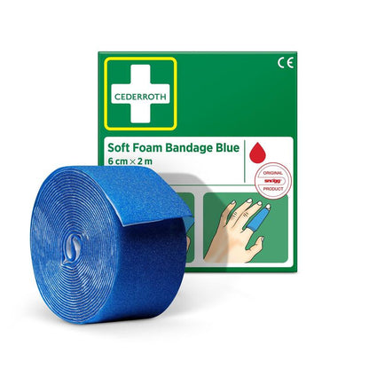Un rotolo di benda in schiuma morbida blu Cederroth (6 cm x 2 m) di Orkla Wound Care AB è davanti alla scatola verde, su cui è visibile un'immagine di una benda per le dita. La confezione contiene 1 pezzo.