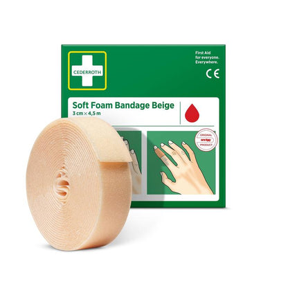 Una benda in schiuma morbida beige Cederroth (3x450cm, 1 pezzo) di Orkla Wound Care AB si trova davanti alla sua scatola verde-bianca con un'istruzione illustrata per l'uso.