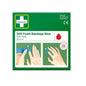 Una scatola verde con la scritta "Cederroth soft foam bende blu 3x450cm | Confezione (1 pezzo)" di Orkla Wound Care AB mostra immagini di mani che applicano una benda blu. Sulla scatola sono raffigurati una croce bianca e un simbolo a goccia rosso.