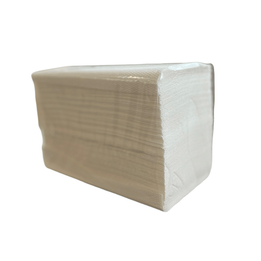 Una confezione di asciugamani di carta NORD, a 2 veli, con piega a V (3.990 fogli) della CUP UP d.o.o., confezionati in plastica trasparente e su uno sfondo bianco semplice; forniti in un cartone contenente 15 confezioni.