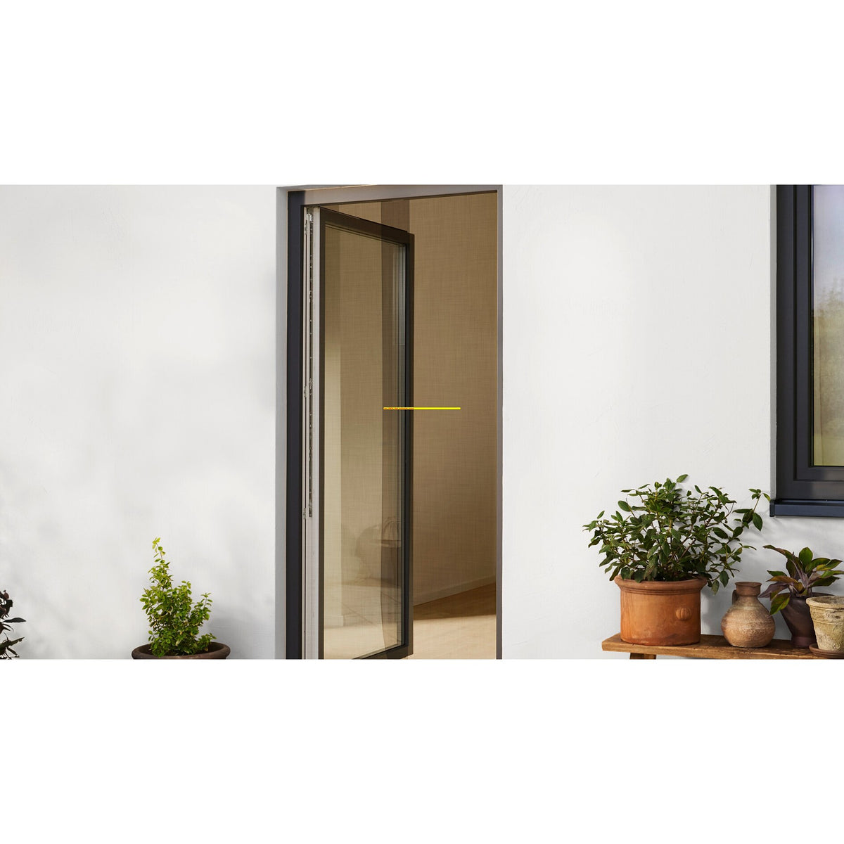 tesa INSECT STOP Klett Fliegengitter für Türen, 65 x 220 cm – Anwendung