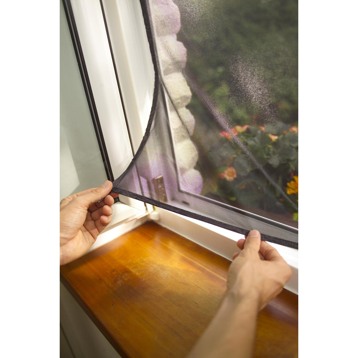 tesa INSECT STOP 2-in-1 Sonnenschutz- und Fliegengitter Premium für Fenster, 130 x 150 cm, schwarz – Anwendung