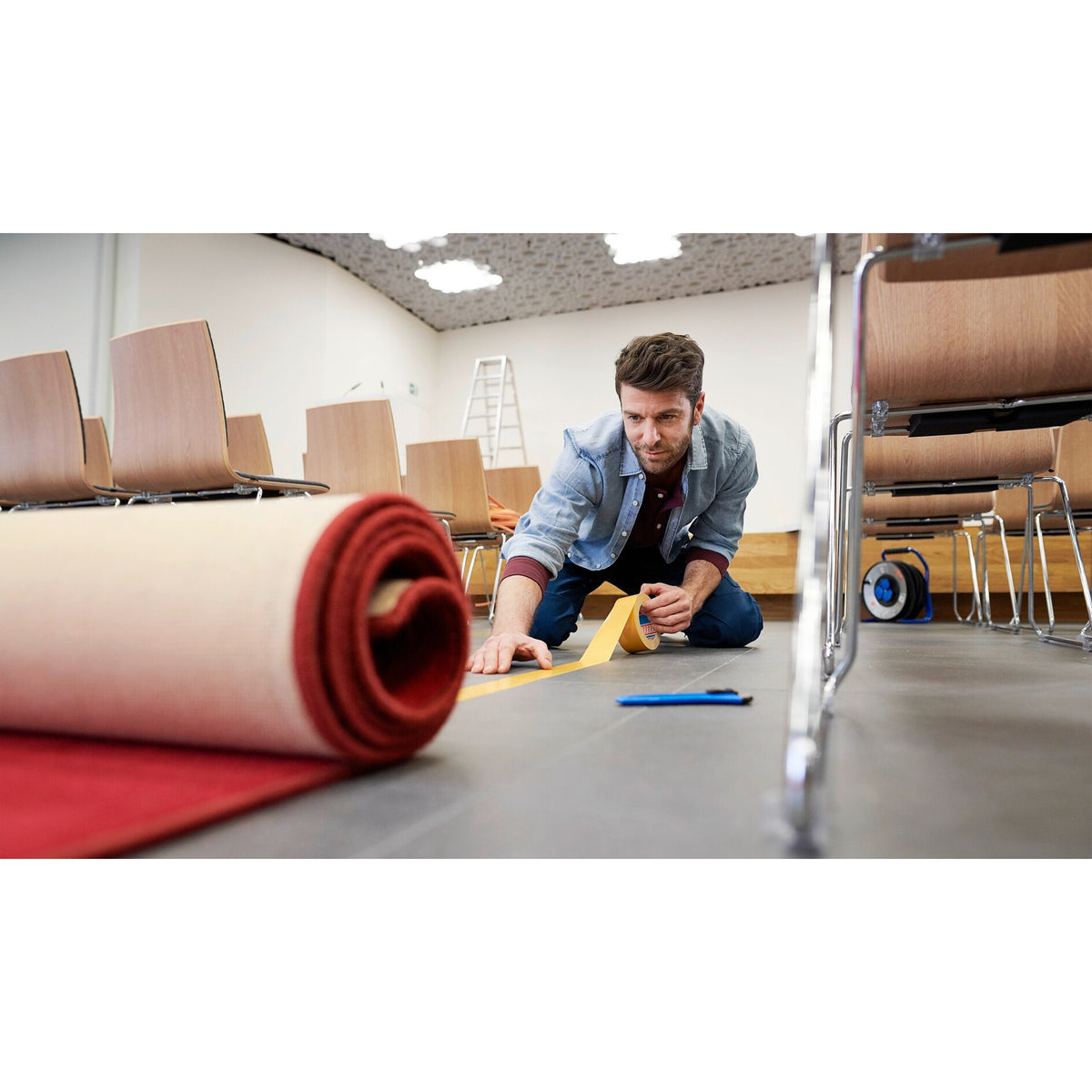 tesa 56170 Doppelseitiges Klebeband, universal, 5 m x 50 mm, weiß – Anwendung