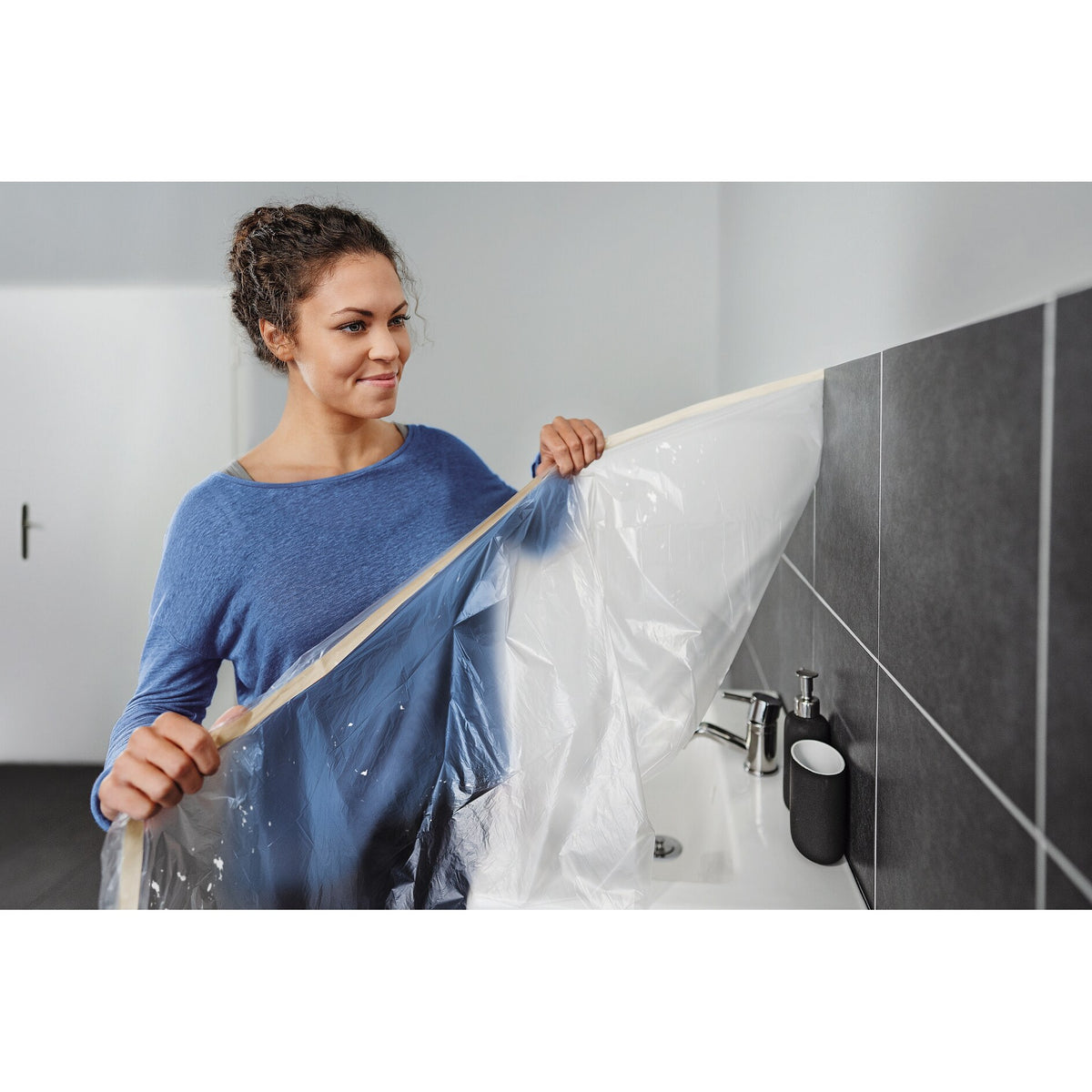 tesa Easy Cover Economy Refill Malerband, M, 33 m x 550 mm – Anwendung