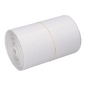 Un rotolo EMIL DEISS KG (GmbH + Co.) DEISS 56820 sacchi della spazzatura (540x580x0,011 mm, bianco) è avvolto strettamente e fissato con un elastico giallo su sfondo bianco - ideale per uno smaltimento dei rifiuti efficiente.