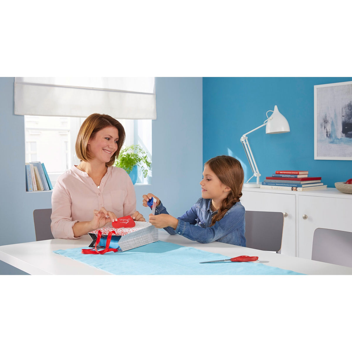 tesafilm Mini-Abroller + 2 Rollen Invisible, matt-weiß, für Rollen bis 19 m – Anwendung