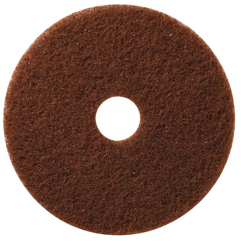 Il TASKI Americo Pad Braun - Pad di pulizia di base aggressivo di Diversey Deutschland GmbH & Co. OHG è un pad rotondo e marrone con superficie strutturata e foro centrale, raffigurato dall'alto su sfondo bianco.