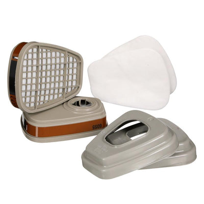 Un set di filtri 3M™ 6002-1SP smontato, vapori organici A2P2 (2x6055, 2x5925, 2x501) della 3M Deutschland GmbH è raffigurato con coperture in plastica e cuscinetti filtranti bianchi su sfondo bianco.
