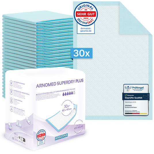 Una pila di 30 traverse ospedaliere ARNOMED SUPERDRY PLUS Extra assorbenti con SAP di ARNOWA GmbH è raffigurata accanto alla confezione con certificazioni e sigilli di qualità visibili; un sottostrato superassorbente è visibile nell'angolo in alto a destra.