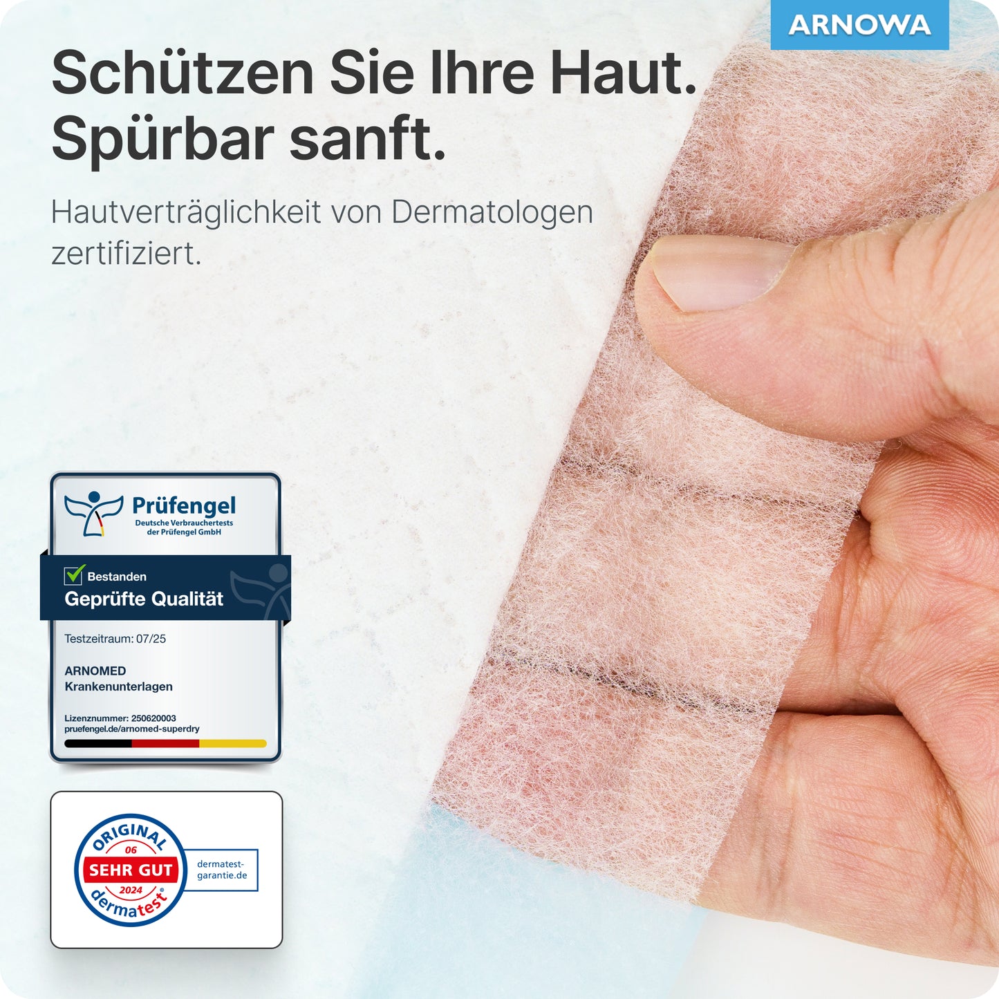 Eine Hand hebt den Rand eines beigefarbenen, strukturierten Klebestreifens von einer ARNOMED SUPERDRY Saugfähige Krankenunterlage mit SAP der ARNOWA GmbH an. Der deutsche Text hebt die zertifizierte Hautverträglichkeit und das "Sehr Gut"-Gütesiegel in der unteren linken Ecke hervor.