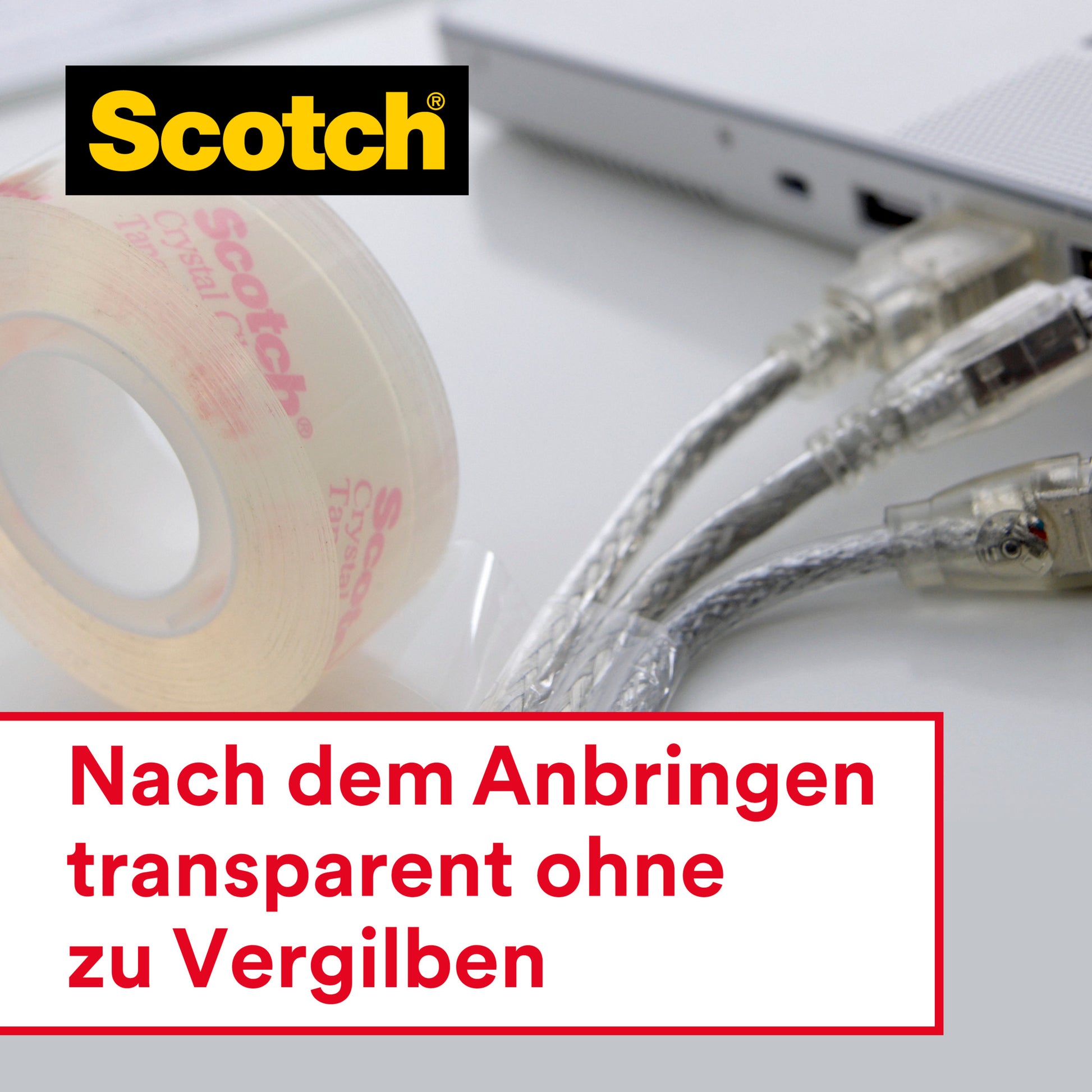 Eine Rolle Scotch® Crystal Klebeband der 3M Deutschland GmbH liegt neben drei transparenten Kabelanschlüssen und einem silbernen Laptop. Der deutsche Text weist darauf hin, dass das Klebeband "nach dem Anbringen transparent ohne zu Vergilben" ist, also nach dem Gebrauch transparent bleibt.