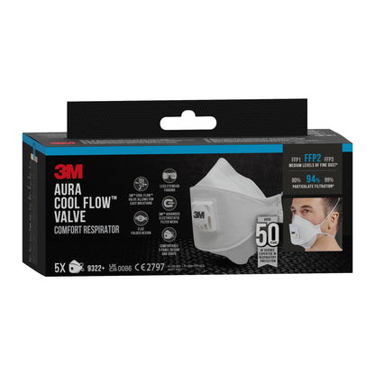 Una scatola nero-blu della 3M™ Aura™ Comfort Cool Flow™ Maschera antiparticolato 9322+, FFP2, con valvola di 3M Deutschland GmbH mostra un'immagine della maschera bianca e informazioni sul prodotto. La confezione contiene 5 maschere FFP2 con una filtrazione delle particelle fino al 94%.