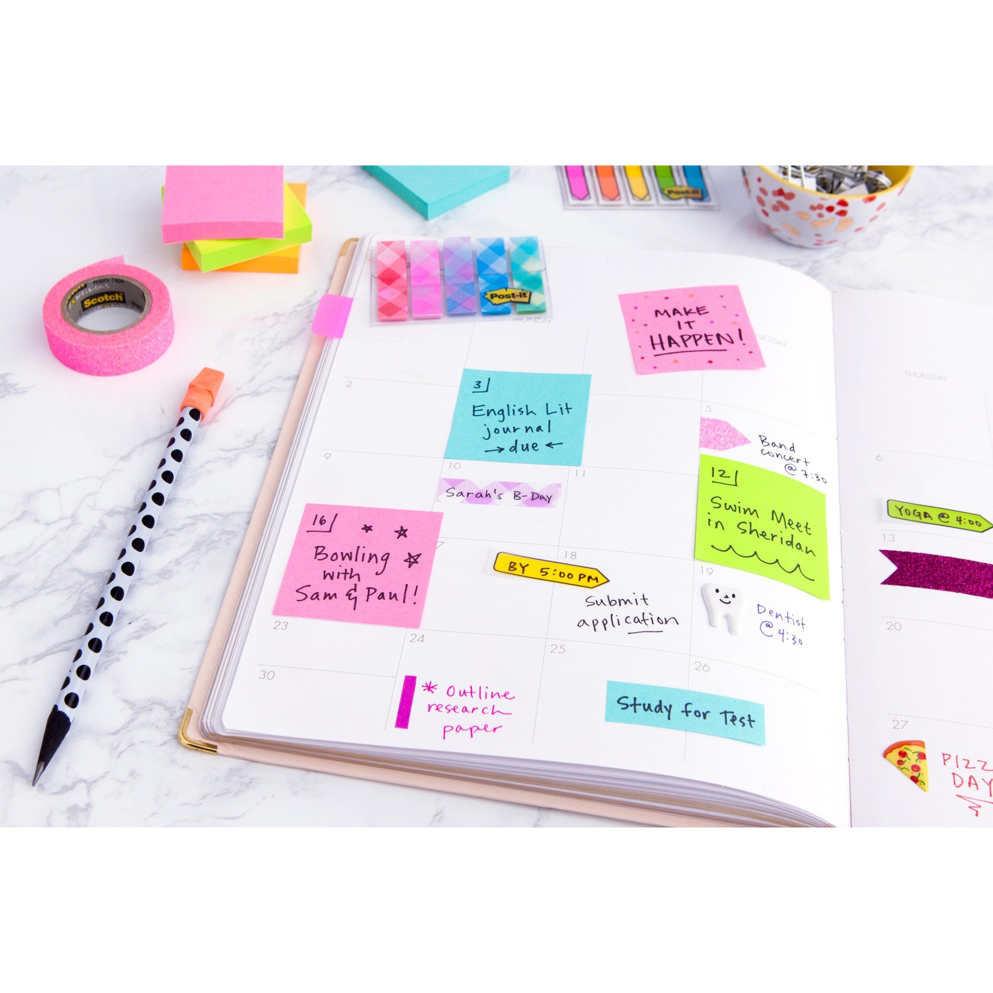 Auf einem weißen Schreibtisch liegt ein offener Planer mit handschriftlichen Notizen und bunten Post-it® Super Sticky Z-Notes (76 x 127 mm, 100 Blatt, PEFC-zertifiziert) von 3M Deutschland GmbH, zusammen mit Stiften, Büroklammern, Notizblöcken und einer Schale mit Druckknöpfen.