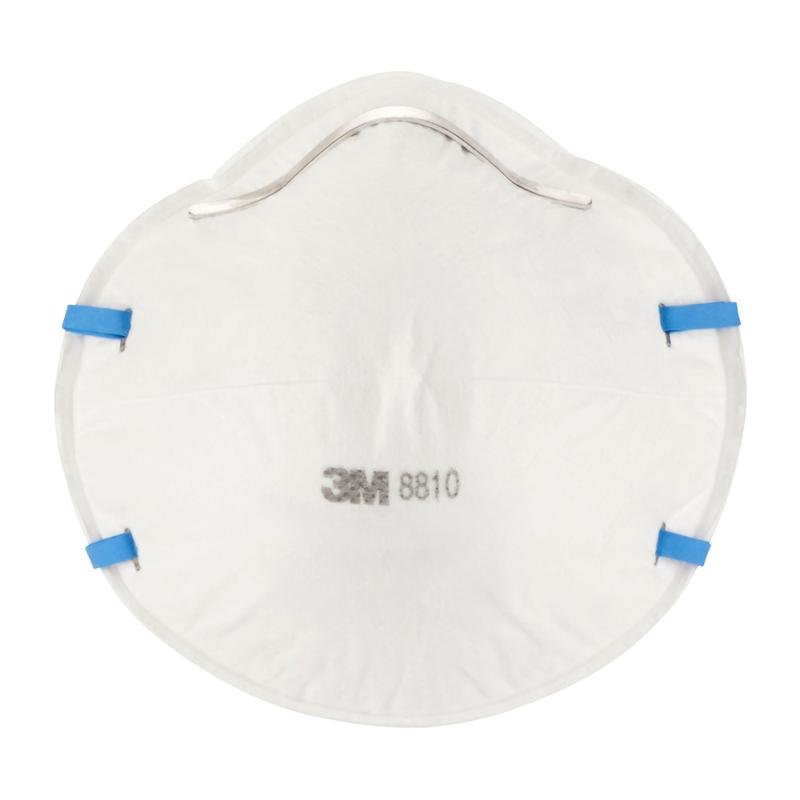 Una maschera antiparticolato 3M™ 8810, FFP2, senza valvola (bianca) di 3M Deutschland GmbH con bande elastiche blu e clip nasale in metallo, vista frontalmente su sfondo neutro.