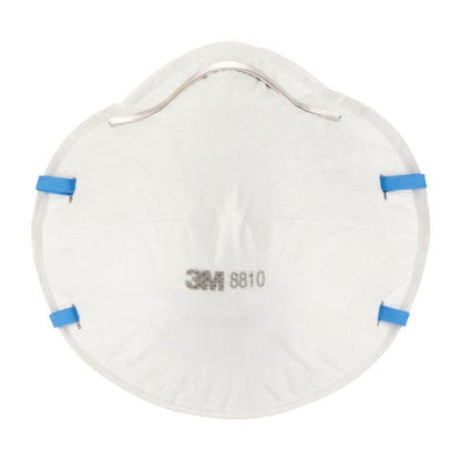Una maschera antiparticolato 3M™ 8810, FFP2, senza valvola (bianca) di 3M Deutschland GmbH con bande elastiche blu e clip nasale in metallo, vista frontalmente su sfondo neutro.